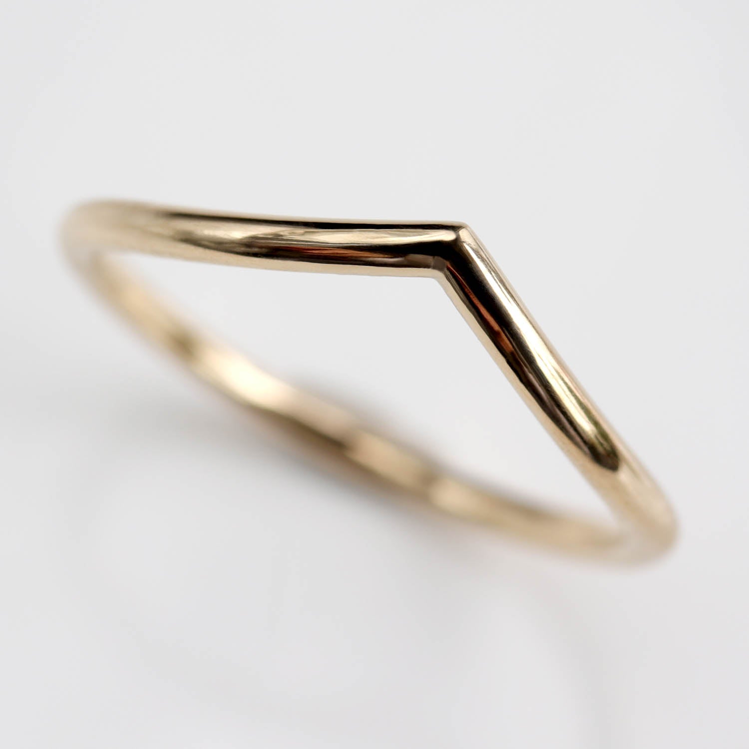 Shallow V Contour Band